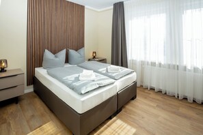 2 dormitoris, planxa i posts de planxar i un bressol de viatge 