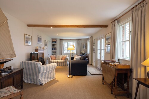 Stunning Riverside Cottage with Breathtaking Views, 1 mile from Snape Maltings