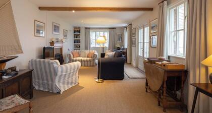 Stunning Riverside Cottage with Breathtaking Views, 1 mile from Snape Maltings