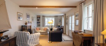 Stunning Riverside Cottage with Breathtaking Views, 1 mile from Snape Maltings