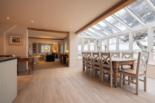 Stunning Riverside Cottage with Breathtaking Views, 1 mile from Snape Maltings