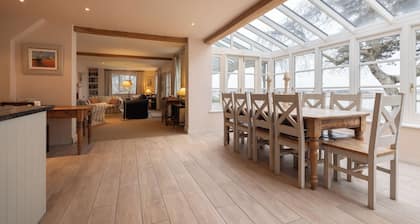 Stunning Riverside Cottage with Breathtaking Views, 1 mile from Snape Maltings