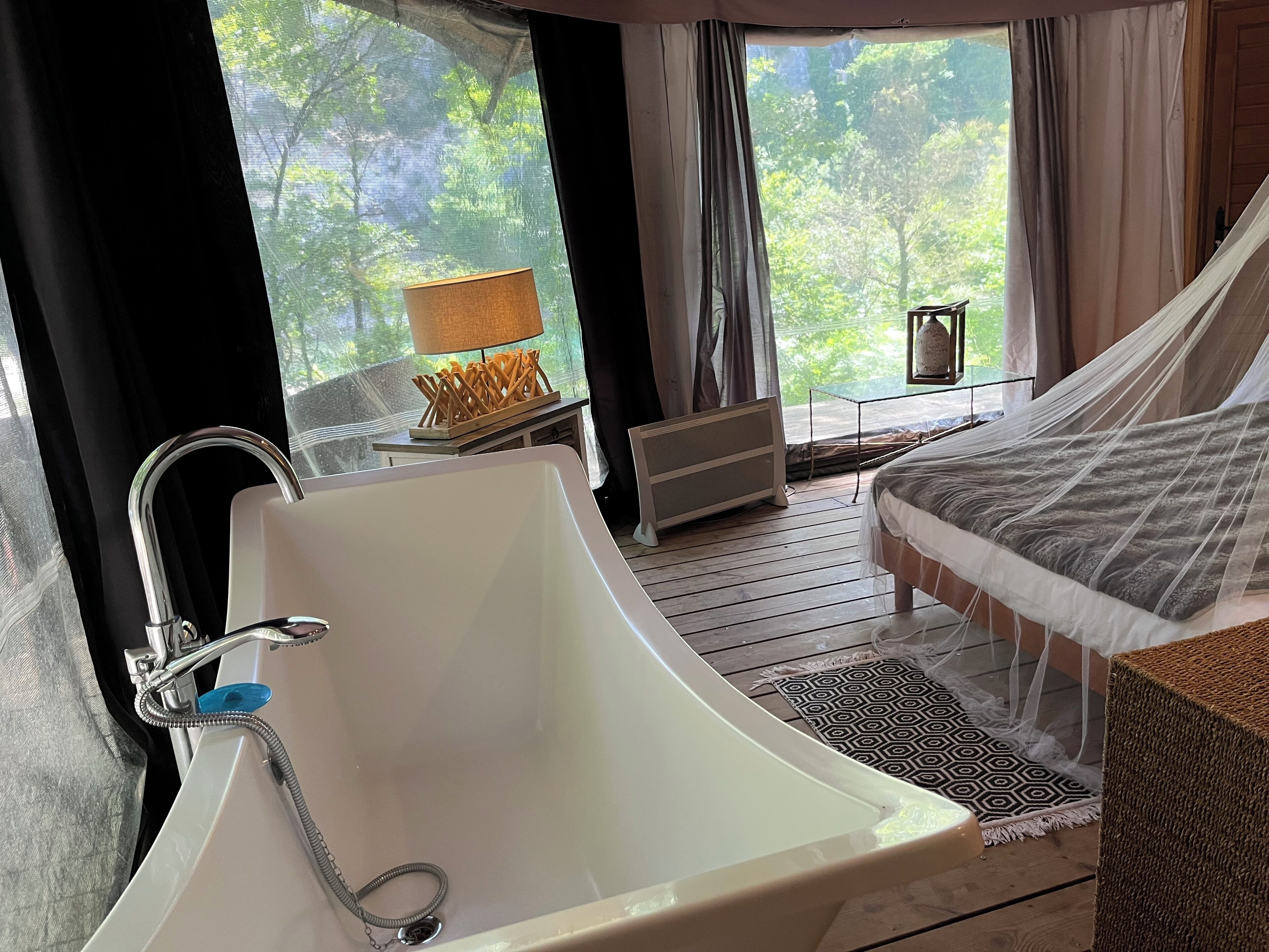 Lều Deluxe, không hút thuốc, quang cảnh sông | Phòng tắm | Khăn tắm, xà phòng, dầu gội, giấy vệ sinh 