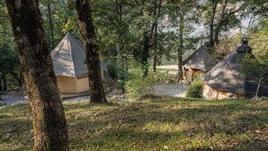 A campsite with several tents and cabins surrounded by trees. - Prehistoric Lodge (Vallon-Pont-d'Arc)