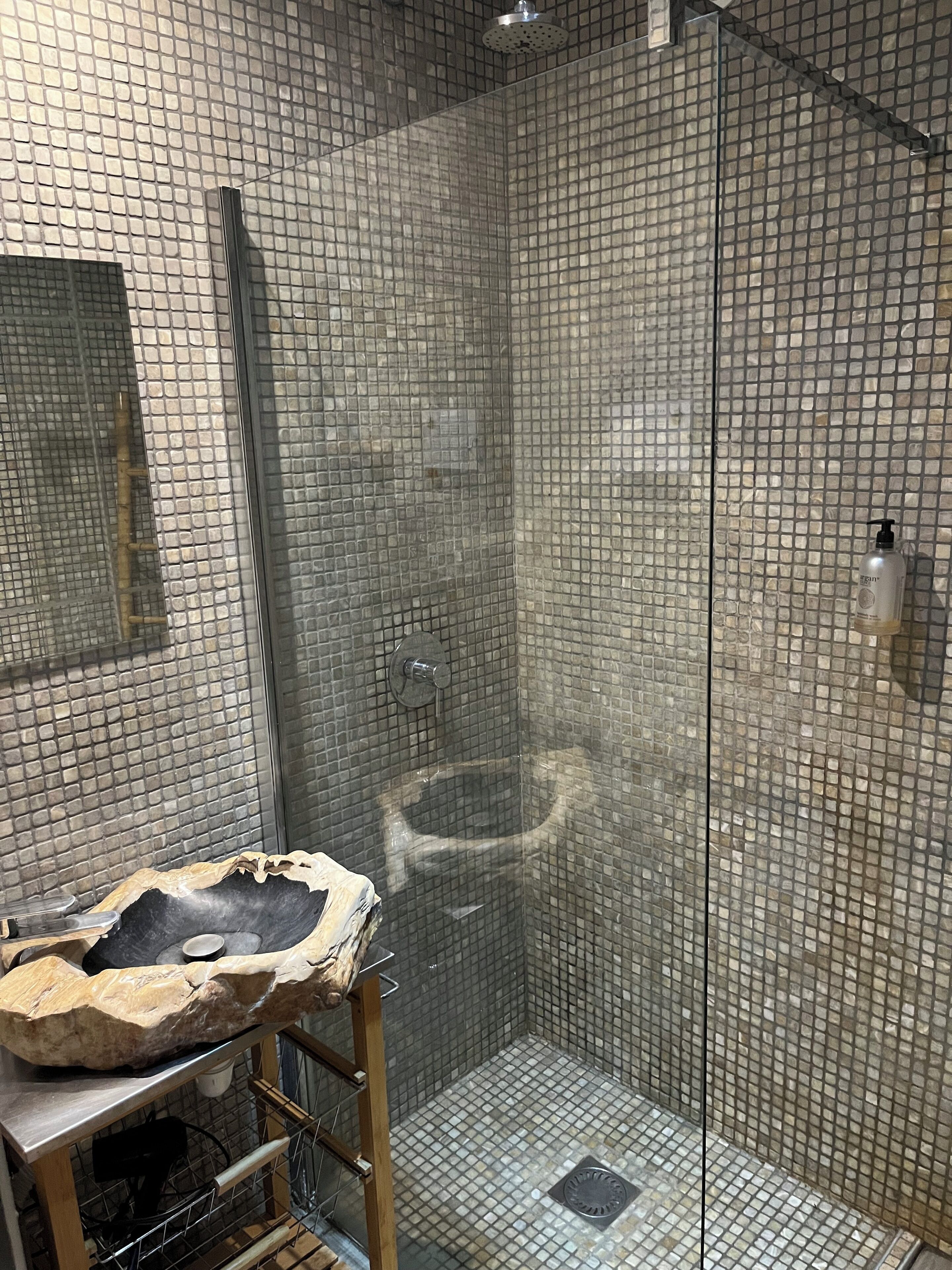 Classic Double Room (Ebbou) | Bathroom | Towels, soap, shampoo, toilet paper