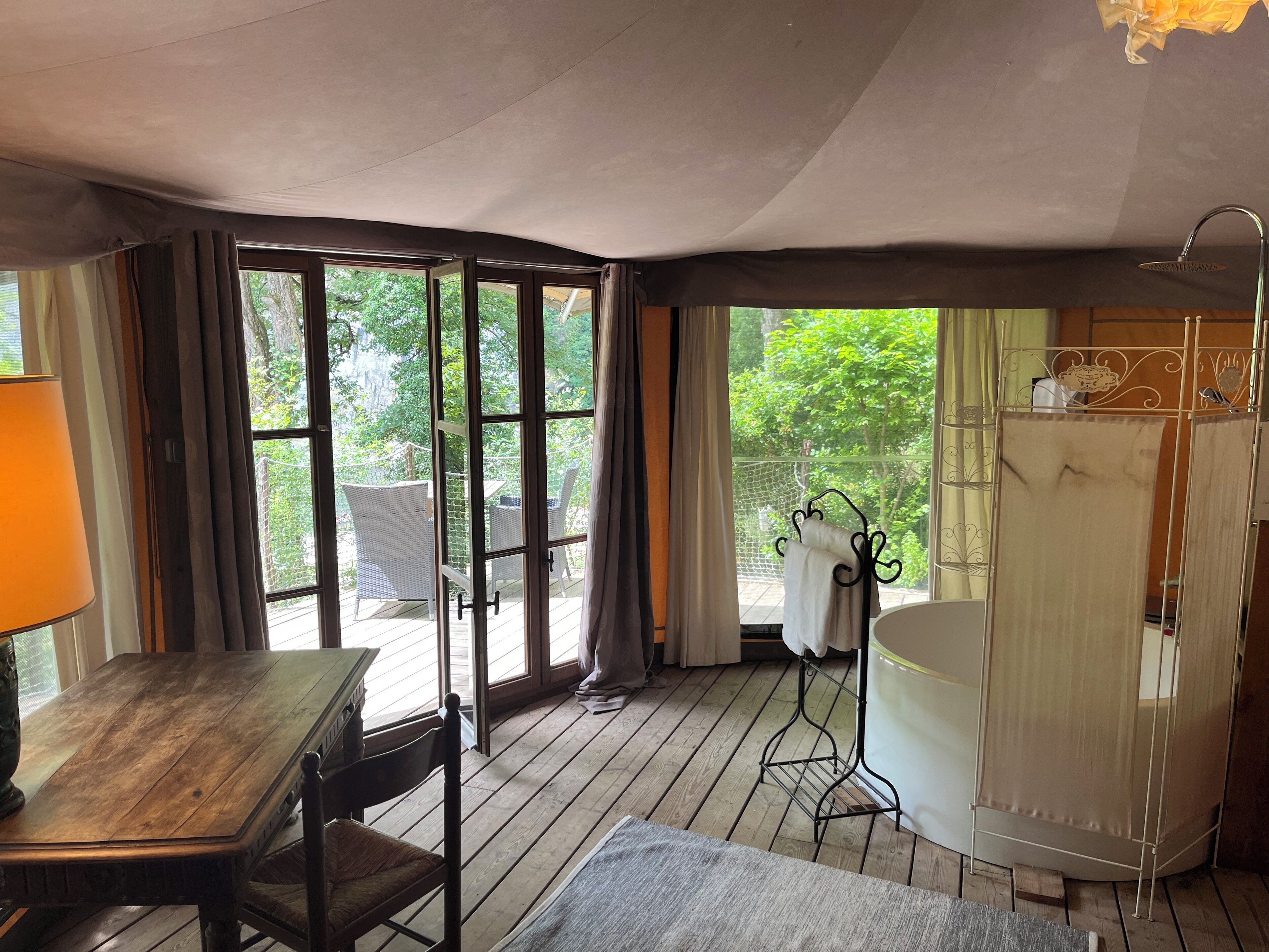 Superior tent, niet-roken, uitzicht op rivier | Individueel gemeubileerd, gratis wifi, beddengoed