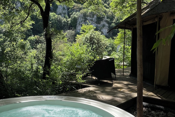 Barraca luxo, para não fumantes, vista para o rio | Individualmente mobiliados, Wi-Fi de cortesia, roupa de cama