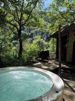 Tienda Deluxe, no fumadores, vistas al río | Mobiliario individual, wifi gratis, ropa de cama