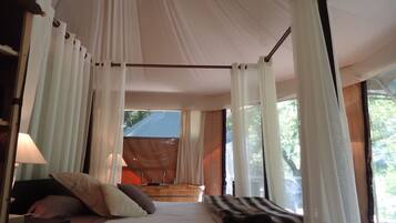 Muebles diferentes, wifi gratis y ropa de cama