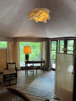 Tienda superior, no fumadores, vistas al río | Mobiliario individual, wifi gratis, ropa de cama