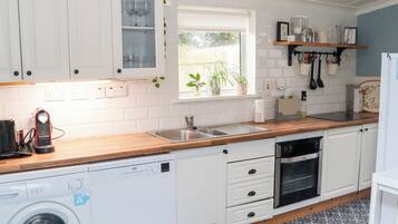 Cottage | Private kitchen | Dishwasher, cookware/dishes/utensils