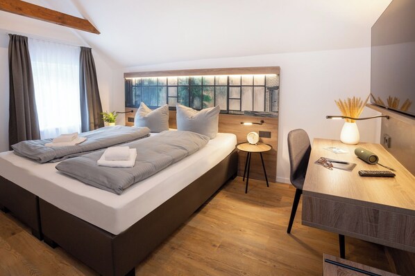 2 chambres, bureau, fer et planche à repasser, lit de bébé portatif