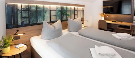 1 dormitorio, escritorio, tabla de planchar con plancha y cuna de viaje