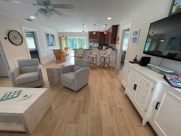 Smart TV - 3 Bedroom, 2 Bath Ground Level with Heated Pool - Short walk to the beach. (Holmes Beach)