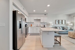Condo, Multiple Beds, Balcony, Pool View (Seaglass 310) | Private kitchen