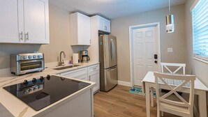 Coffee/tea maker, fridge, oven, stovetop - Ocean Breezes (Lantana)