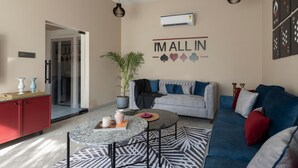 Una sala de estar moderna con un sofá, una mesa de centro y un armario rojo.