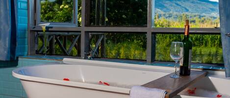 Executive Suite | Bathroom | Separate bathtub and shower, deep-soaking bathtub, rainfall showerhead