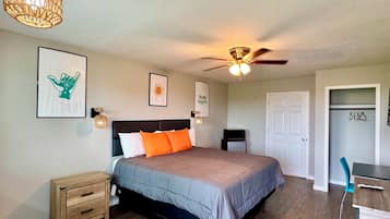 Habitación estándar | Decoración personalizada, muebles diferentes, escritorio y wifi gratis