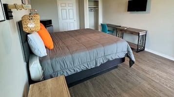 Habitación estándar | Decoración personalizada, muebles diferentes, escritorio y wifi gratis