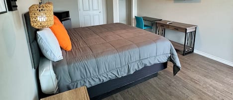 Habitación estándar | Decoración personalizada, muebles diferentes, escritorio y wifi gratis