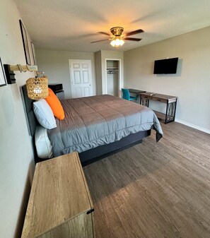 Standardzimmer | Individuell dekoriert, individuell eingerichtet, Schreibtisch