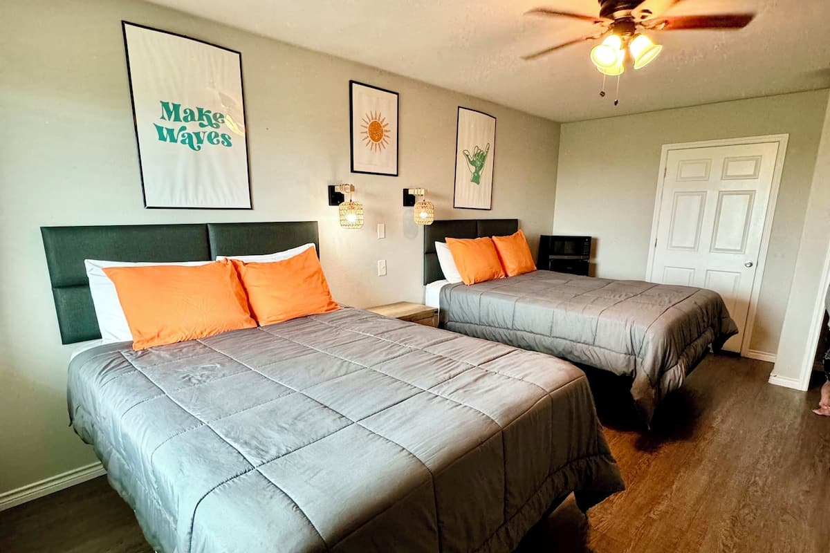 Escritorio, wifi gratis, decoración personalizada y muebles diferentes 