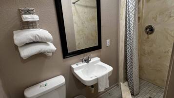 Habitación doble estándar de uso individual | Baño | Secadora de cabello, toallas, jabón, shampoo