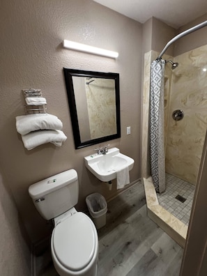 Standard Double Room Single Use | Bathroom