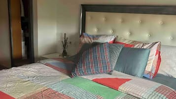 1 slaapkamer, een strijkplank/strijkijzer, wifi, beddengoed