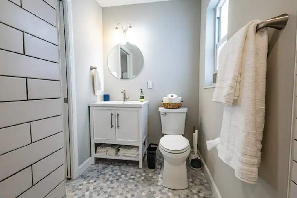 Séchoir à cheveux, serviettes fournies, savon, shampooing