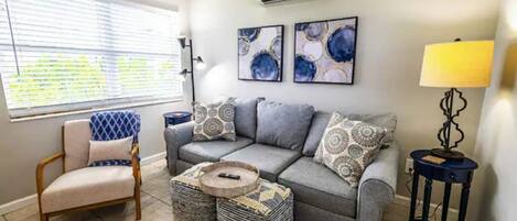 Smart-TV, Kamin, Bücher