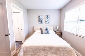 3 bedrooms, desk, free WiFi, bed sheets - Tropical Coastal Ocean Breeze - Walk to the Beach (Lantana)