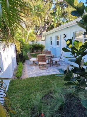 Outdoor dining - Tropical Coastal Ocean Breeze - Walk to the Beach (Lantana)