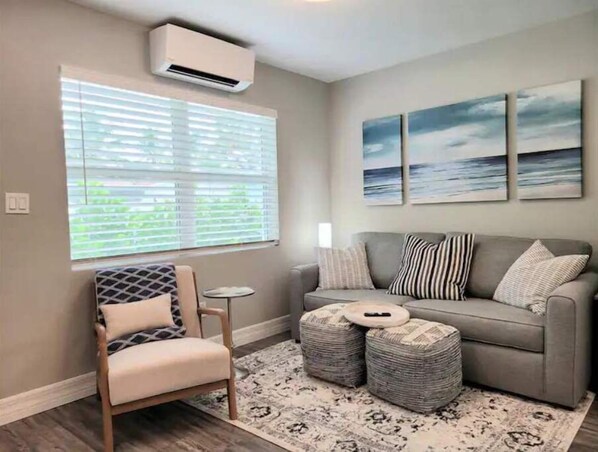 Smart TV, books - Tropical Coastal Ocean Breeze - Walk to the Beach (Lantana)