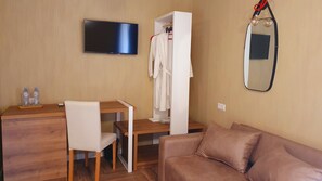 Individually decorated, individually furnished, desk, laptop workspace - BaniHills Tbilisi (Tbilisi)