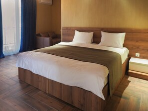 Dobbeltrom – deluxe | Individuelt dekorert, individuelt innredet og skrivebord