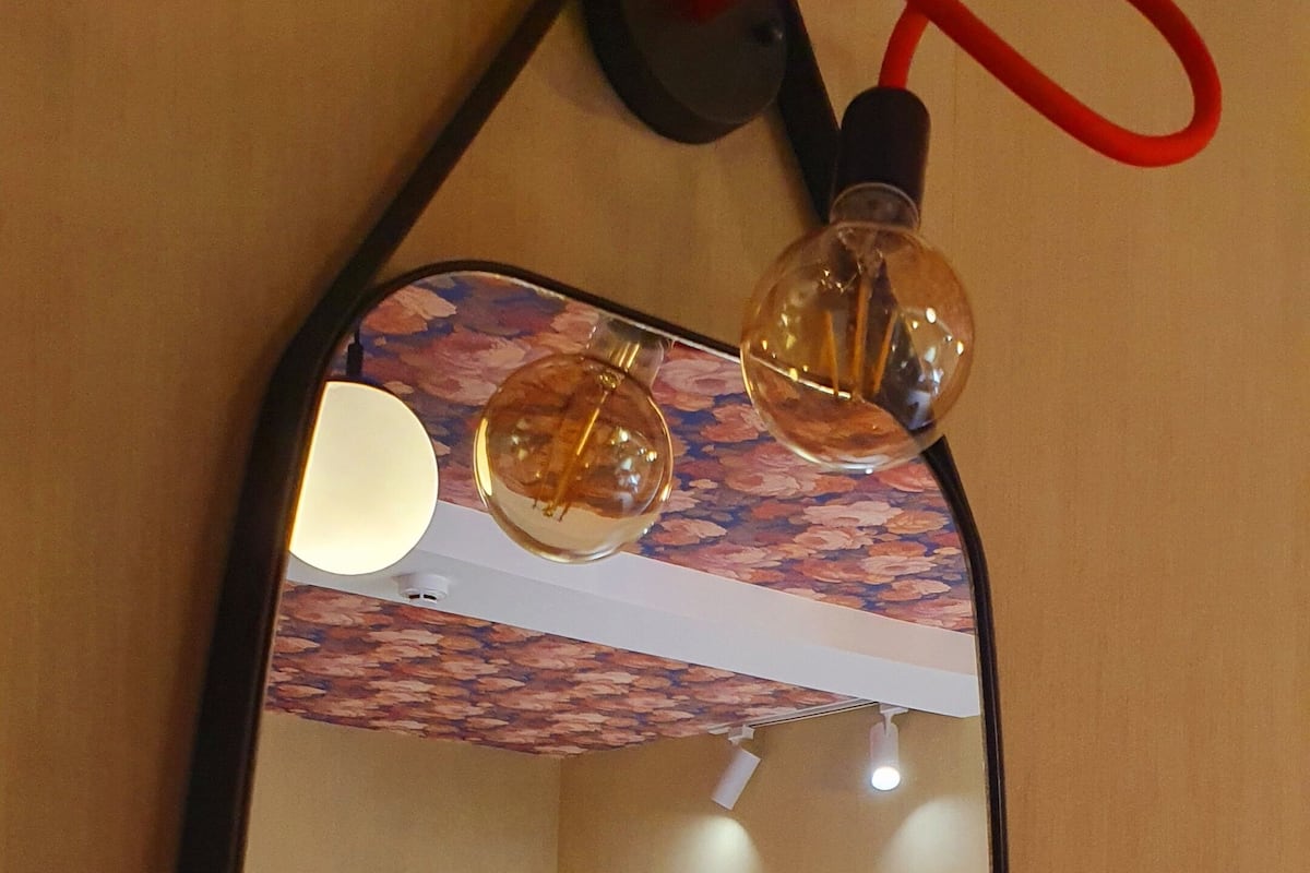 1 habitación, decoración personalizada, muebles diferentes y escritorio