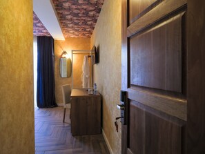Individually decorated, individually furnished, desk, laptop workspace - BaniHills Tbilisi (Tbilisi)