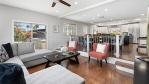 Living area - Oasis Overlook, Have Fun in Pool/Hot Tub/Putt Grn (Phoenix)