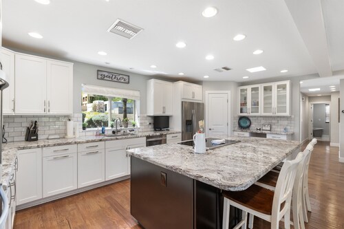 NEW!Oasis Overlook 8 Bdr,7 Ba,Pool,Hot tub,Putt Grn,Grill