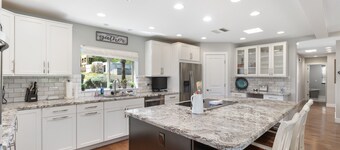 NEW!Oasis Overlook 8 Bdr,7 Ba,Pool,Hot tub,Putt Grn