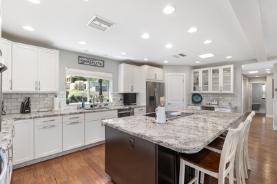 8 bdr,7 bath, Oasis Overlook! Pool,Spa,Putt Grn,Grill