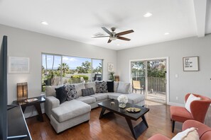 スマートテレビ、暖炉、書庫