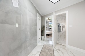 8 soverom, strykejern/-brett, reiseseng for barn og wi-fi (inkludert)