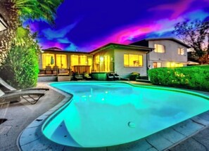 A heated pool - 8 bdr,7 bath, Oasis Overlook! Pool,Spa,Putt Grn,Grill (Phoenix)