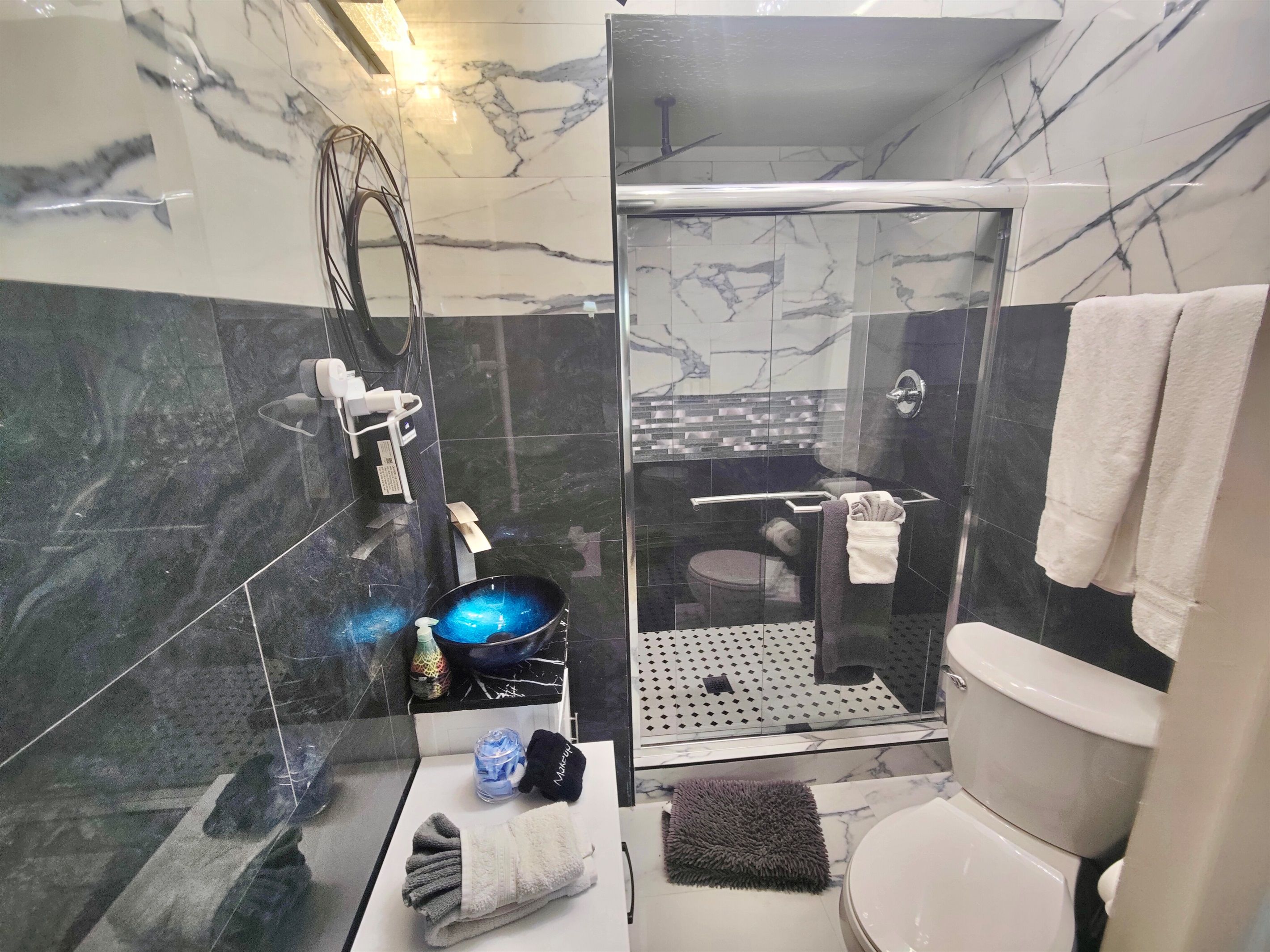 Ein modernes Badezimmer mit einer Duschkabine, einer Toilette und einem Waschbecken.