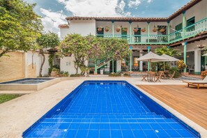 Outdoor pool, open 9:00 AM to 7:00 PM, pool loungers - Casa Cedrela Hotel Boutique - Cauca Viejo - Mayores de 14 años (Jericó)