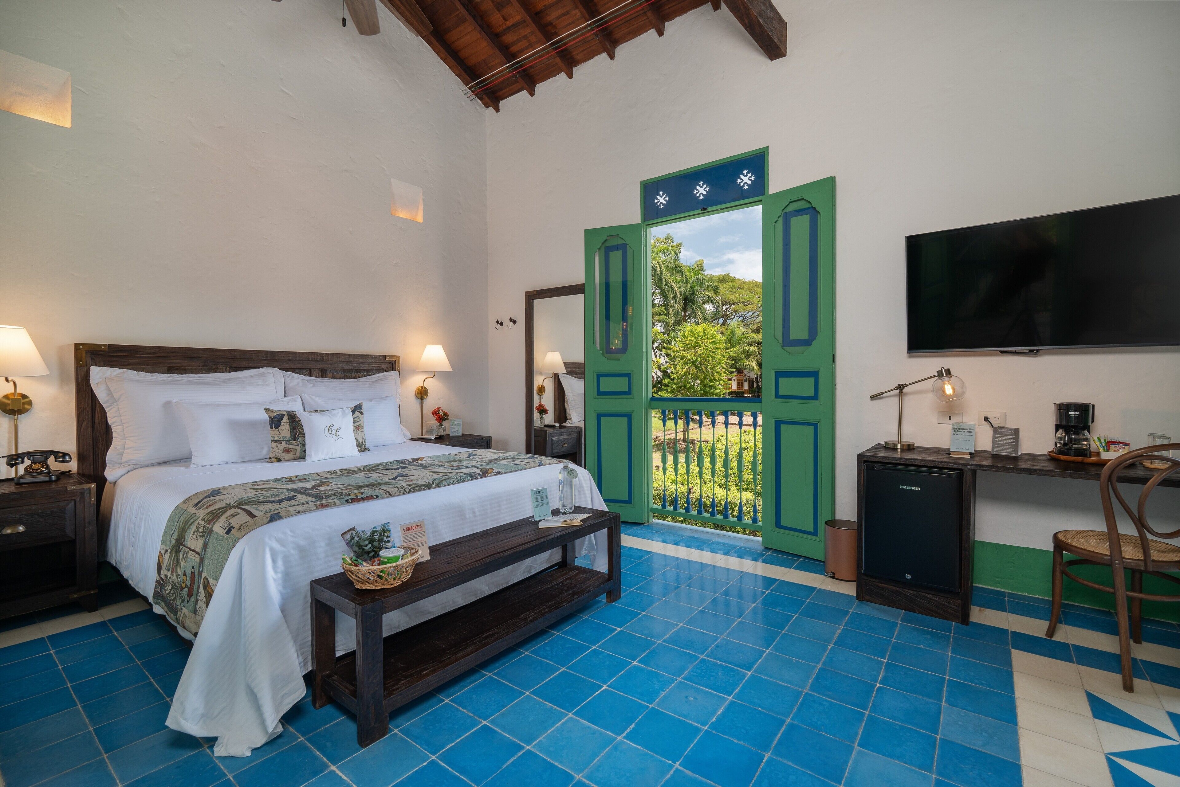 Room, 1 Queen Bed | 1 bedroom, premium bedding, free minibar, in-room safe