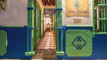 Boendets fasad - kväll/natt